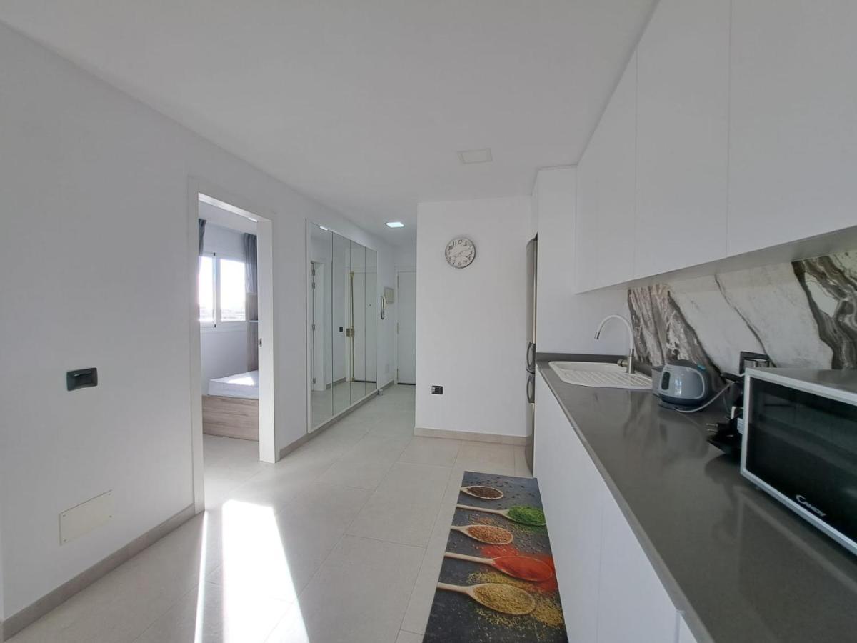 Newly Reformed 2 Bedroom Apartment In The Center Of Los Cristianos Лос Кристианос Экстерьер фото