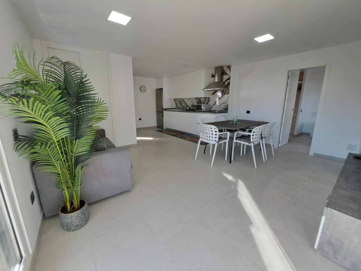 Newly Reformed 2 Bedroom Apartment In The Center Of Los Cristianos Лос Кристианос Экстерьер фото